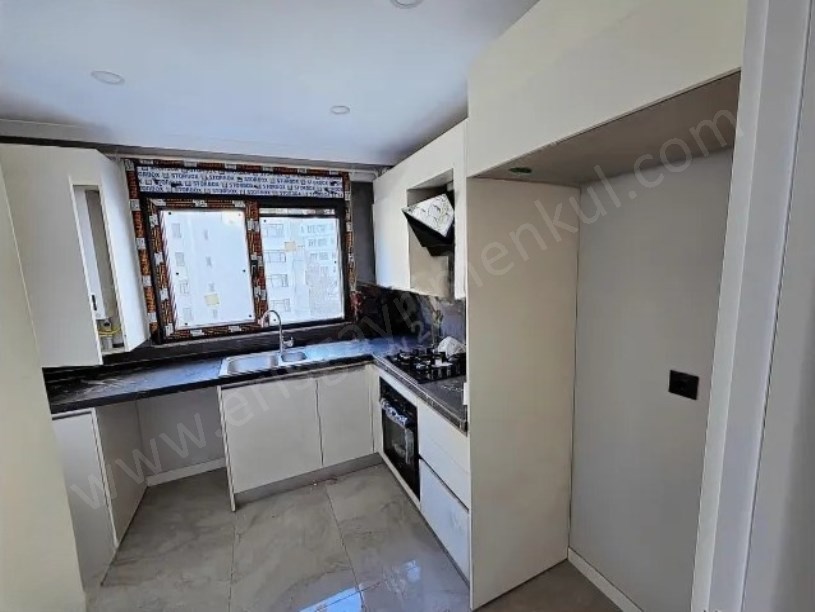 KADIKÖY MİNİBÜS CADDESİNDE  YENİ BİNA BALKONLU 3+1 FIRSAT DAİRE