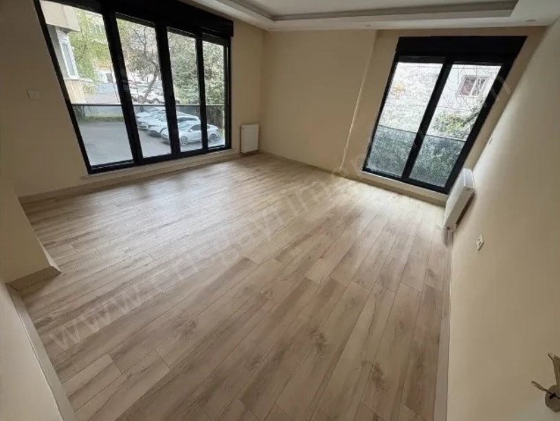 KADIKÖY 86 M2 METRONUN DİBİNDE E5 PARALELİ FIRSAT DAİRE