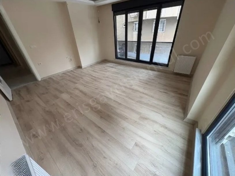 KADIKÖY 86 M2 METRONUN DİBİNDE E5 PARALELİ FIRSAT DAİRE