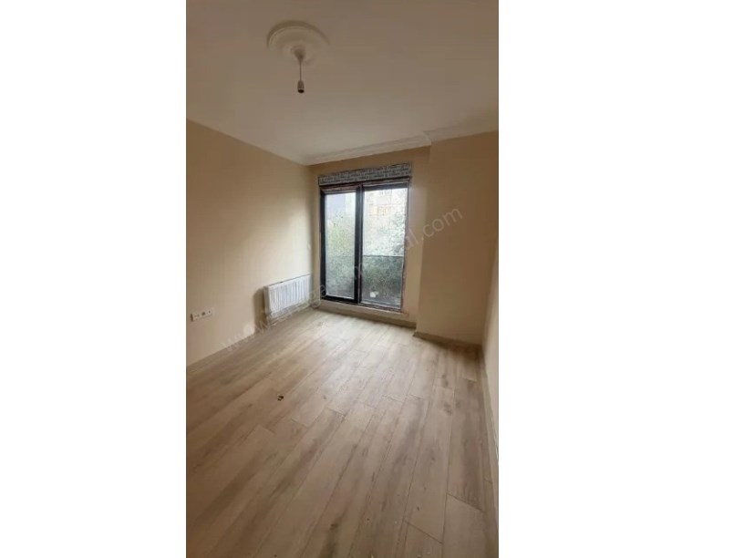 KADIKÖY 86 M2 METRONUN DİBİNDE E5 PARALELİ FIRSAT DAİRE