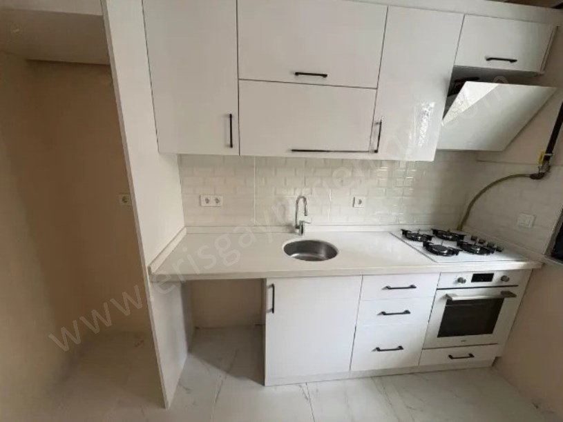KADIKÖY 86 M2 METRONUN DİBİNDE E5 PARALELİ FIRSAT DAİRE