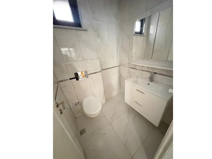 KADIKÖY 86 M2 METRONUN DİBİNDE E5 PARALELİ FIRSAT DAİRE