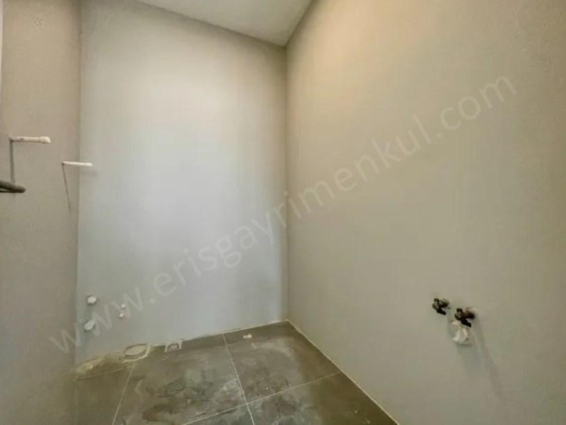 KADIKÖY MİNİBÜS CADDESİNE 2. BİNADA 3+1 BALKONLU EBEVEYN BANYOLU 3+1 SIFIR DAİRE