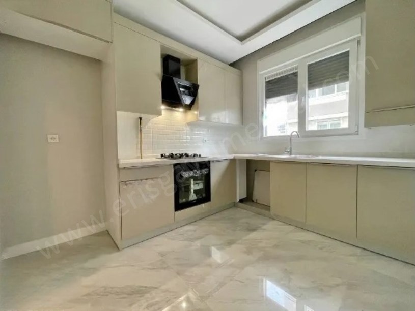 KADIKÖY MİNİBÜS CADDESİNE 2. BİNADA 3+1 BALKONLU EBEVEYN BANYOLU 3+1 SIFIR DAİRE