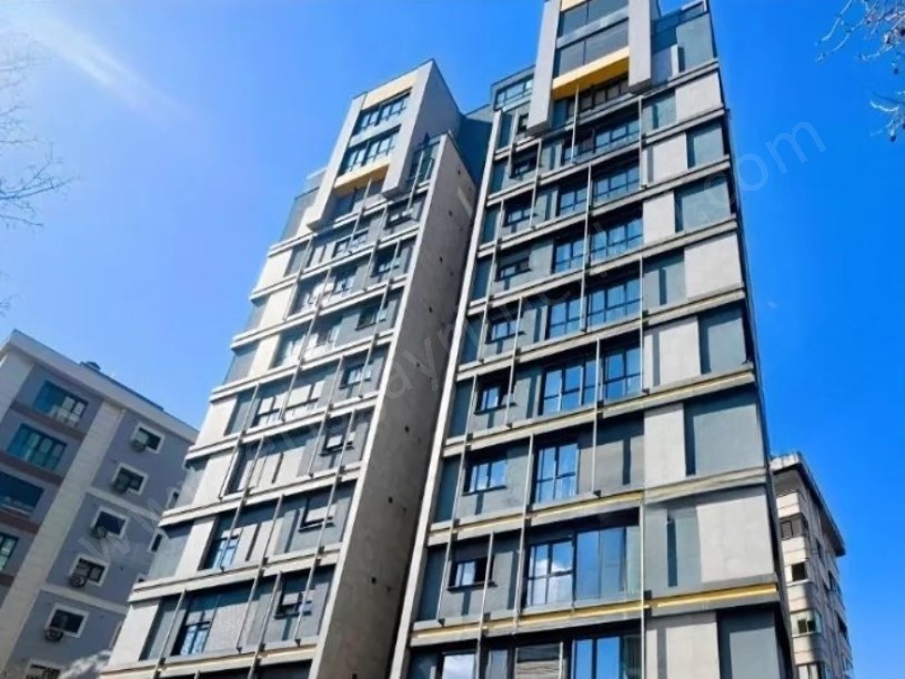 SAHRYICEDİD DE EMSALSİZ KONUMDA İSKANLI KAT MÜLKİYETLİ 2 KAT KAPALI OTOPARK 3+1