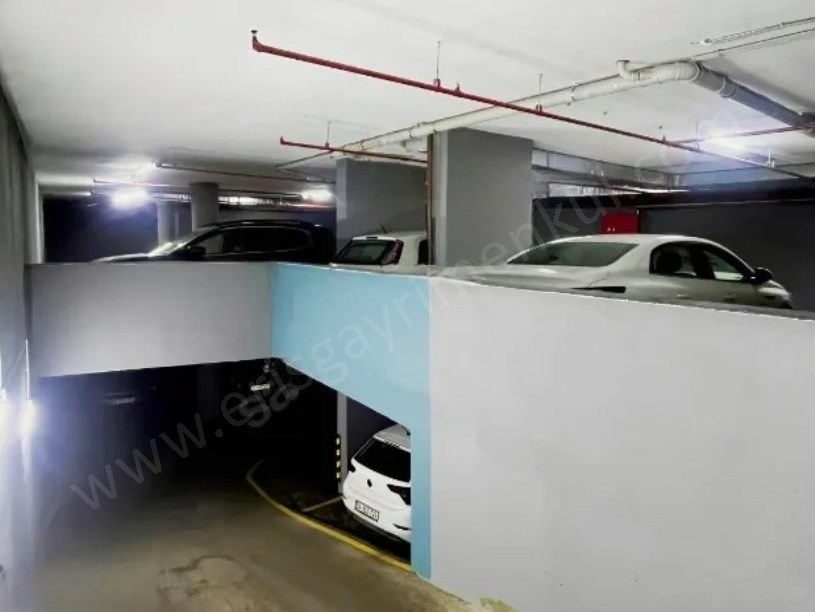 SAHRYICEDİD DE EMSALSİZ KONUMDA İSKANLI KAT MÜLKİYETLİ 2 KAT KAPALI OTOPARK 3+1