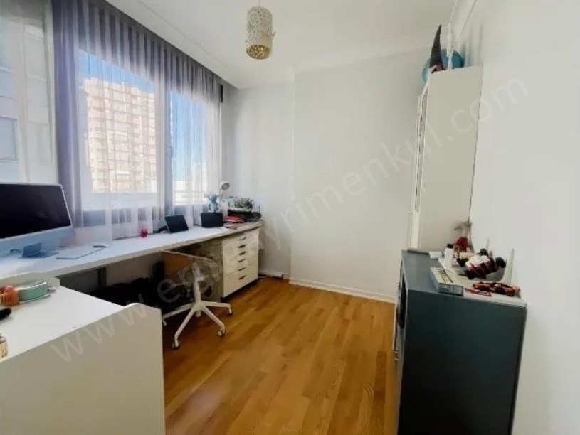 SAHRYICEDİD DE EMSALSİZ KONUMDA İSKANLI KAT MÜLKİYETLİ 2 KAT KAPALI OTOPARK 3+1
