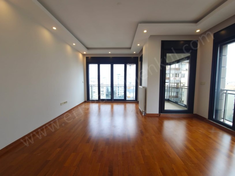 Kozyatağı Central Hast. Civarı Balkonlu Ebev. Banyolu 3+1 Daire
