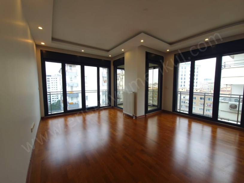 Kozyatağı Central Hast. Civarı Balkonlu Ebev. Banyolu 3+1 Daire