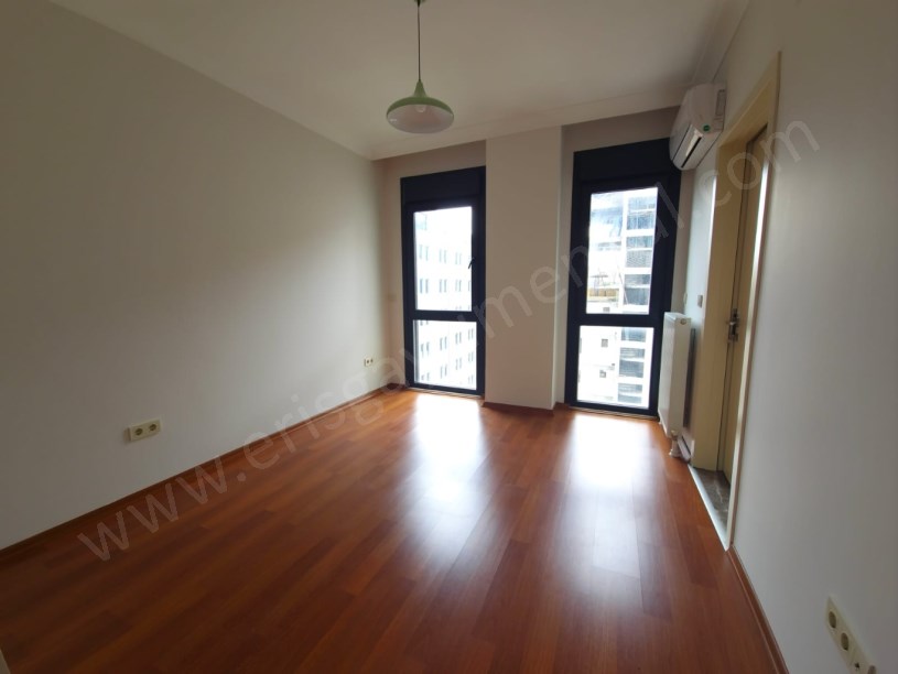Kozyatağı Central Hast. Civarı Balkonlu Ebev. Banyolu 3+1 Daire