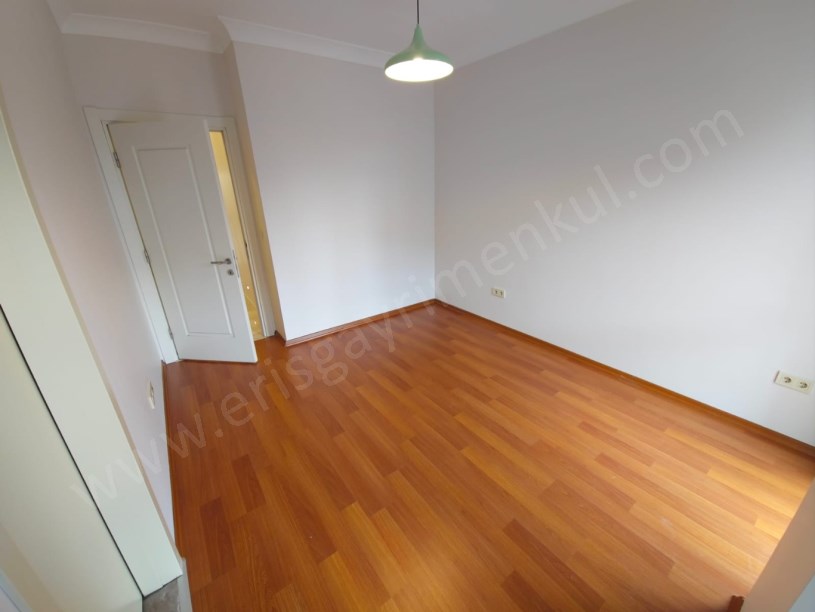Kozyatağı Central Hast. Civarı Balkonlu Ebev. Banyolu 3+1 Daire
