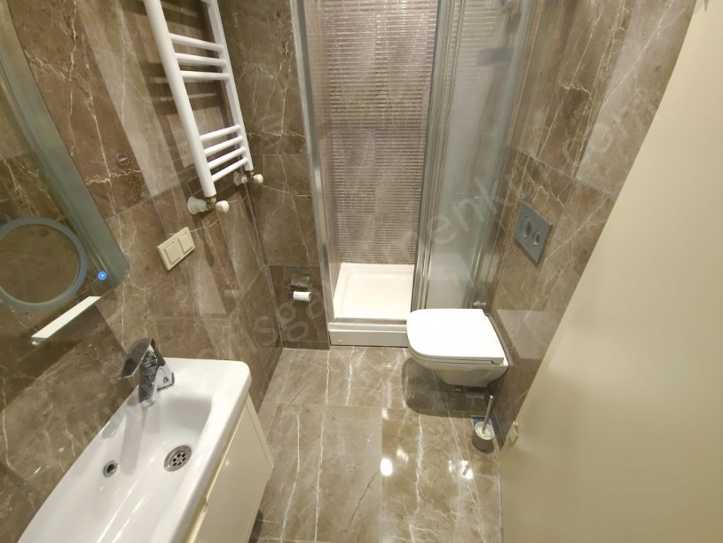 Kozyatağı Central Hast. Civarı Balkonlu Ebev. Banyolu 3+1 Daire