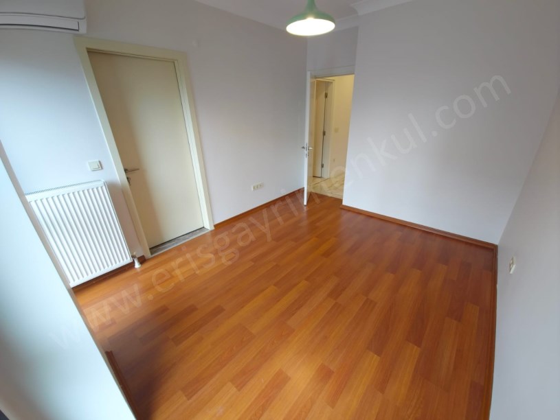 Kozyatağı Central Hast. Civarı Balkonlu Ebev. Banyolu 3+1 Daire
