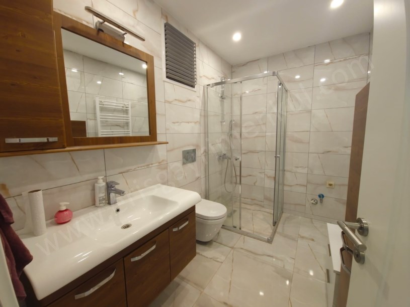 Kozyatağı Central Hast. Civarı Balkonlu Ebev. Banyolu 3+1 Daire