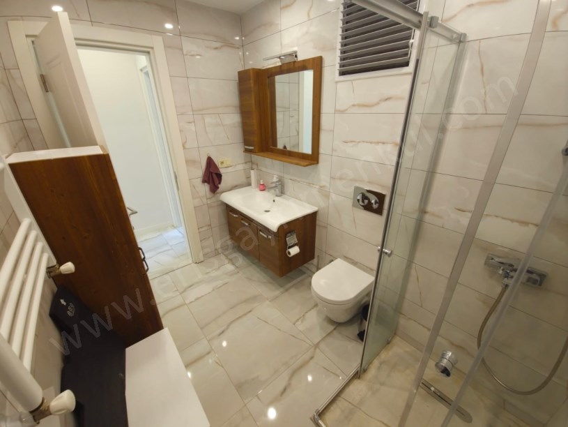 Kozyatağı Central Hast. Civarı Balkonlu Ebev. Banyolu 3+1 Daire