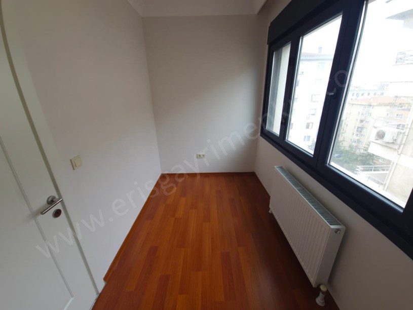 Kozyatağı Central Hast. Civarı Balkonlu Ebev. Banyolu 3+1 Daire