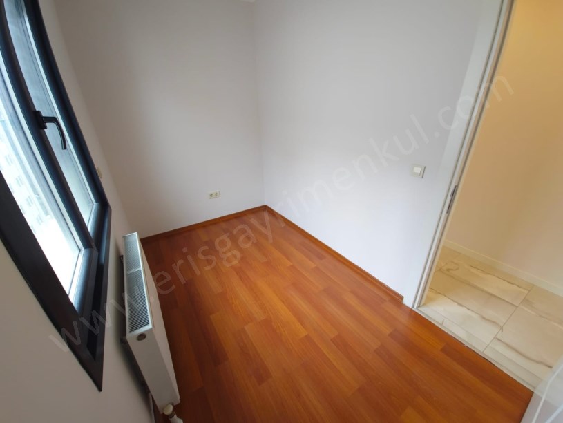 Kozyatağı Central Hast. Civarı Balkonlu Ebev. Banyolu 3+1 Daire