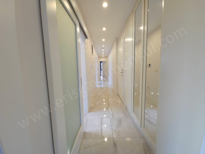Kozyatağı Central Hast. Civarı Balkonlu Ebev. Banyolu 3+1 Daire