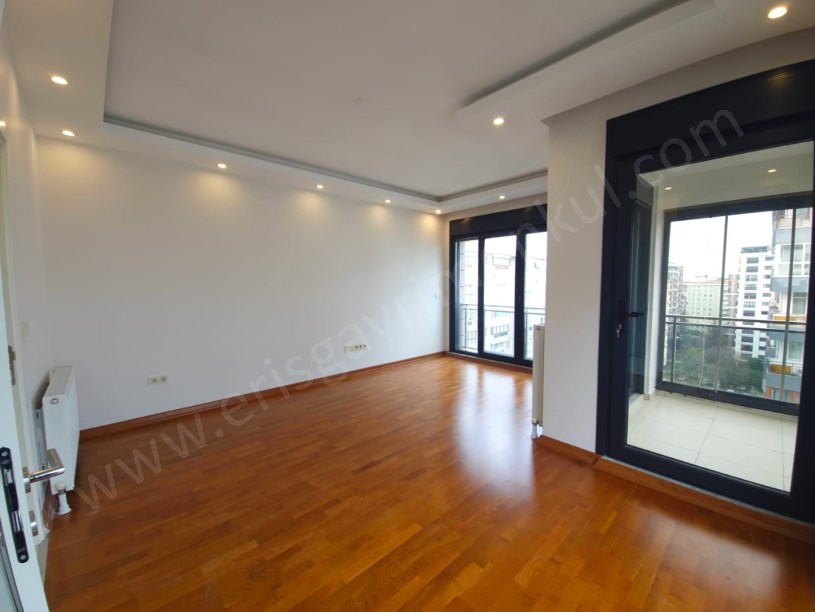 Kozyatağı Central Hast. Civarı Balkonlu Ebev. Banyolu 3+1 Daire