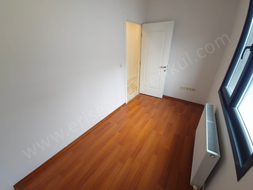 Kozyatağı Central Hast. Civarı Balkonlu Ebev. Banyolu 3+1 Daire