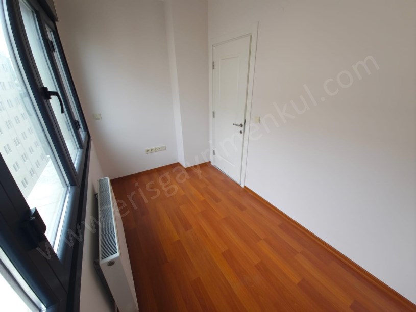 Kozyatağı Central Hast. Civarı Balkonlu Ebev. Banyolu 3+1 Daire