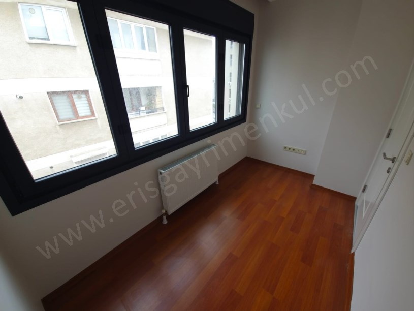 Kozyatağı Central Hast. Civarı Balkonlu Ebev. Banyolu 3+1 Daire