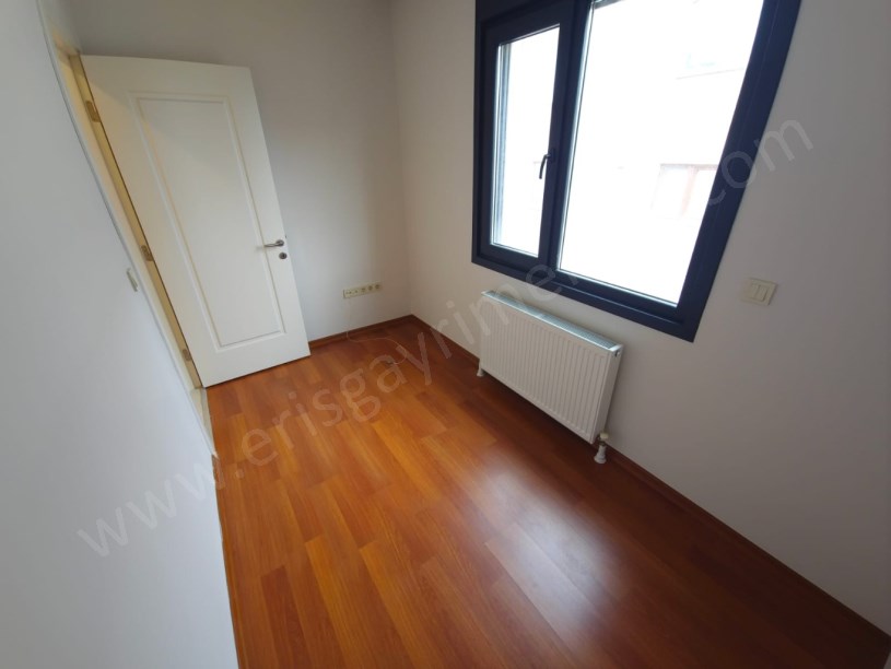 Kozyatağı Central Hast. Civarı Balkonlu Ebev. Banyolu 3+1 Daire