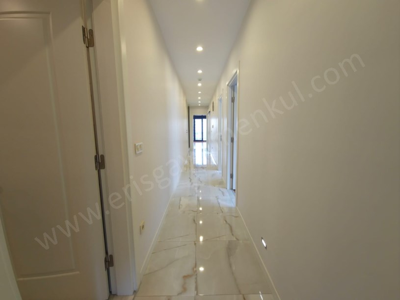 Kozyatağı Central Hast. Civarı Balkonlu Ebev. Banyolu 3+1 Daire