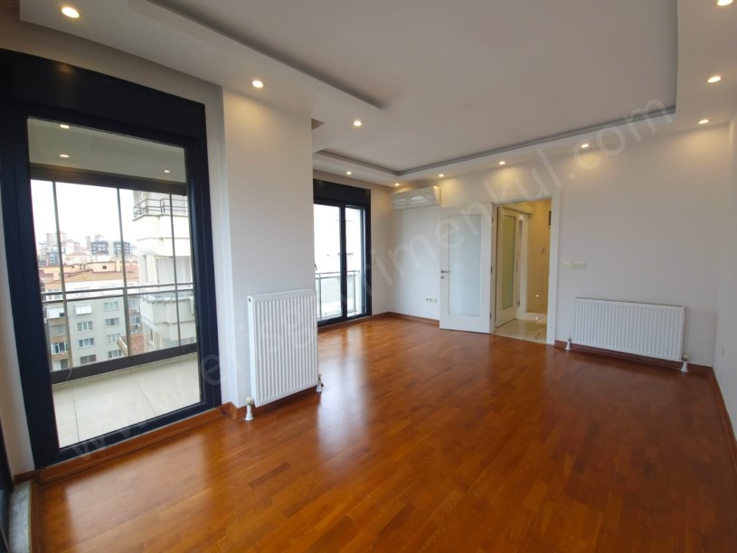 Kozyatağı Central Hast. Civarı Balkonlu Ebev. Banyolu 3+1 Daire