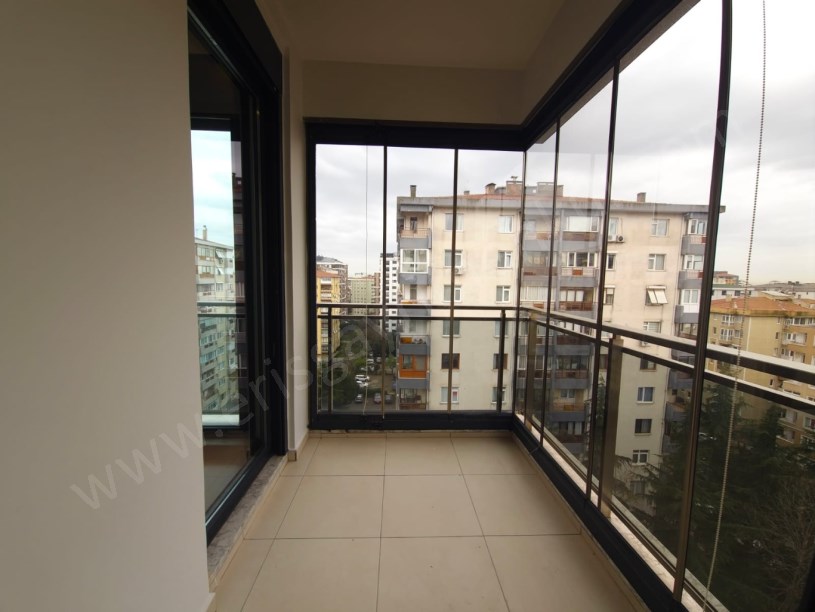 Kozyatağı Central Hast. Civarı Balkonlu Ebev. Banyolu 3+1 Daire