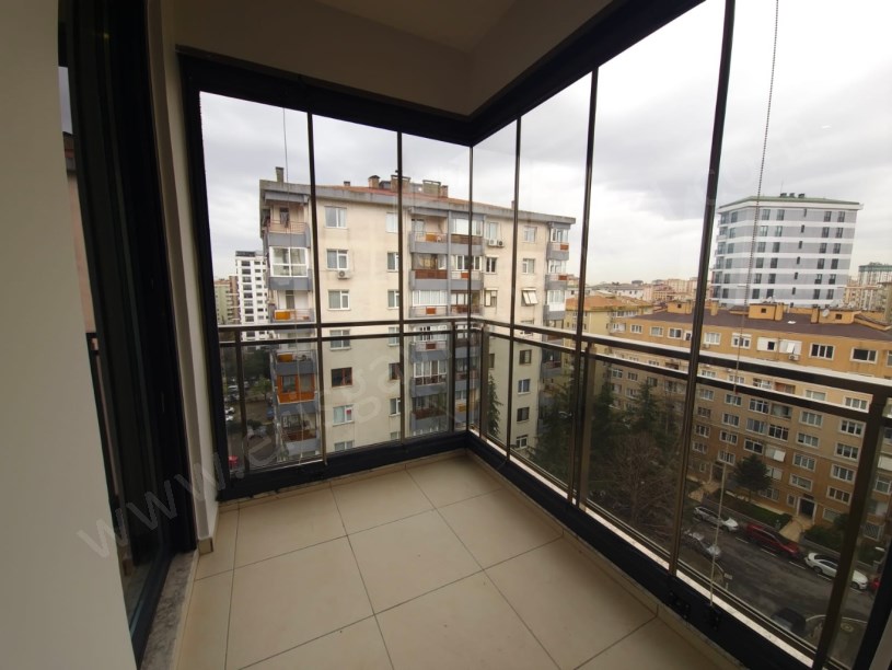 Kozyatağı Central Hast. Civarı Balkonlu Ebev. Banyolu 3+1 Daire