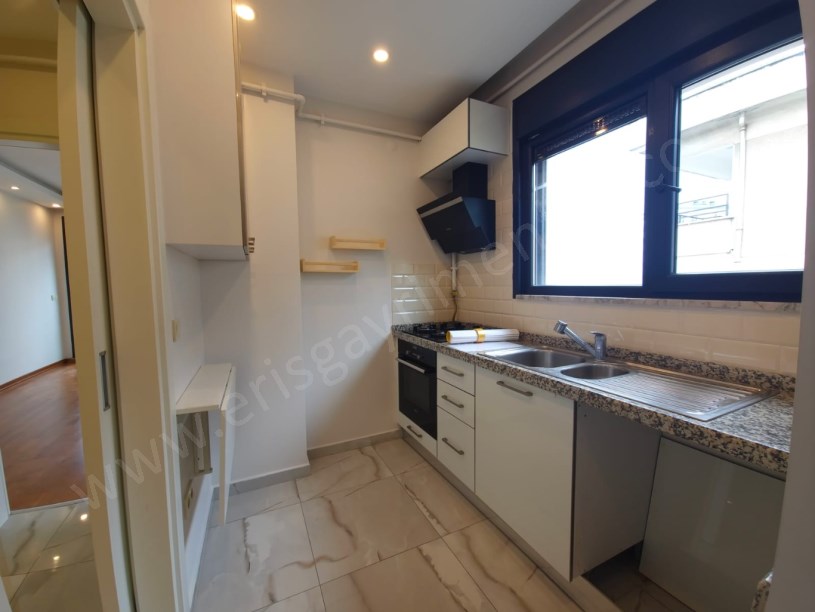 Kozyatağı Central Hast. Civarı Balkonlu Ebev. Banyolu 3+1 Daire