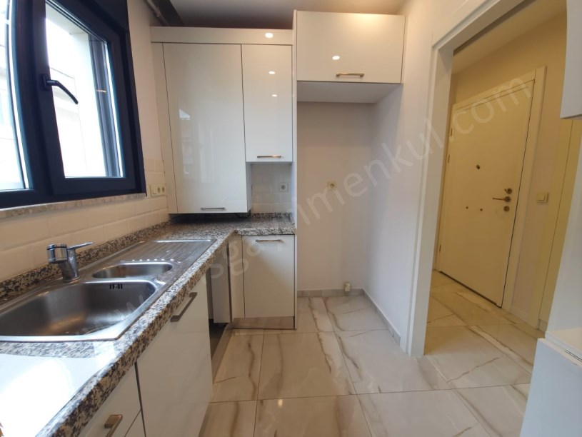 Kozyatağı Central Hast. Civarı Balkonlu Ebev. Banyolu 3+1 Daire
