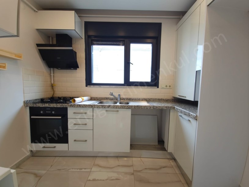 Kozyatağı Central Hast. Civarı Balkonlu Ebev. Banyolu 3+1 Daire