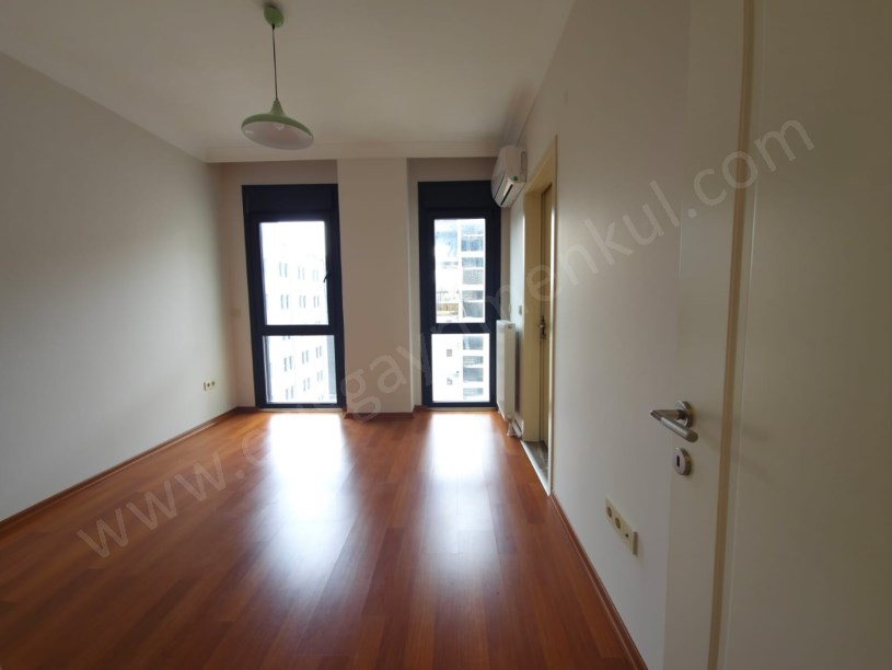 Kozyatağı Central Hast. Civarı Balkonlu Ebev. Banyolu 3+1 Daire