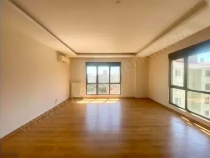 KozyatağI Merkezde Metroya Yakın Geniş Aydınlık Boş Daire 140 m2