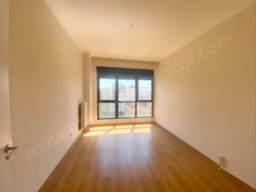 KozyatağI Merkezde Metroya Yakın Geniş Aydınlık Boş Daire 140 m2