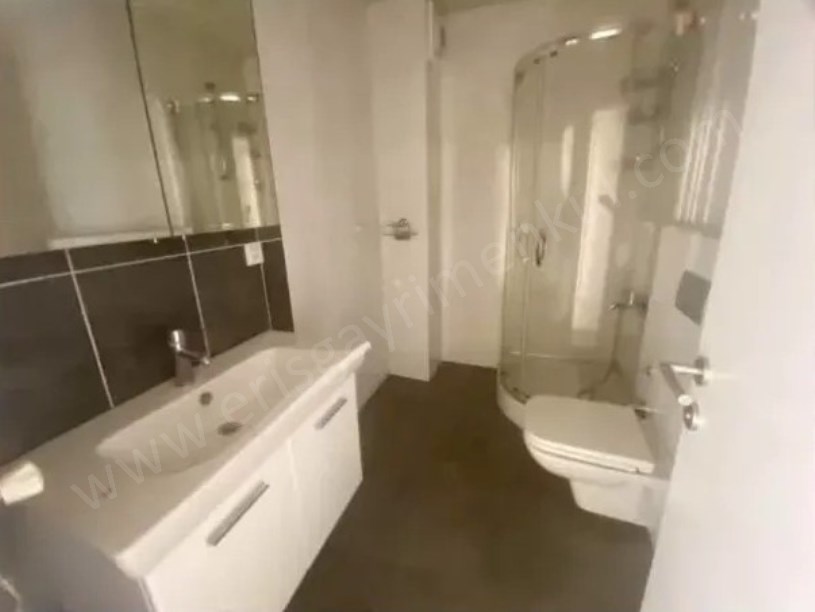 KozyatağI Merkezde Metroya Yakın Geniş Aydınlık Boş Daire 140 m2