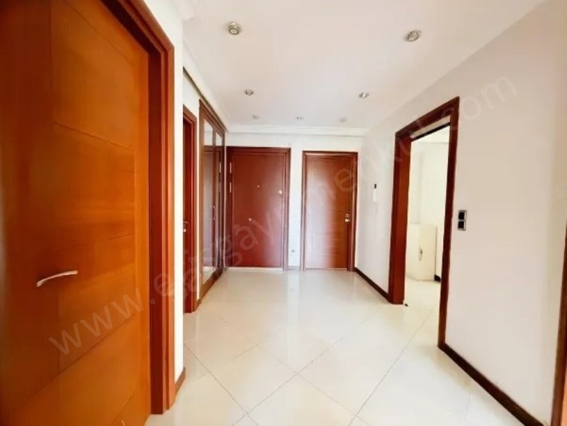 GÖZTEPE MERDİVENKÖYDE EBEVEYN BANYOLU TERASLI 3+1 SATILIK DAİRE