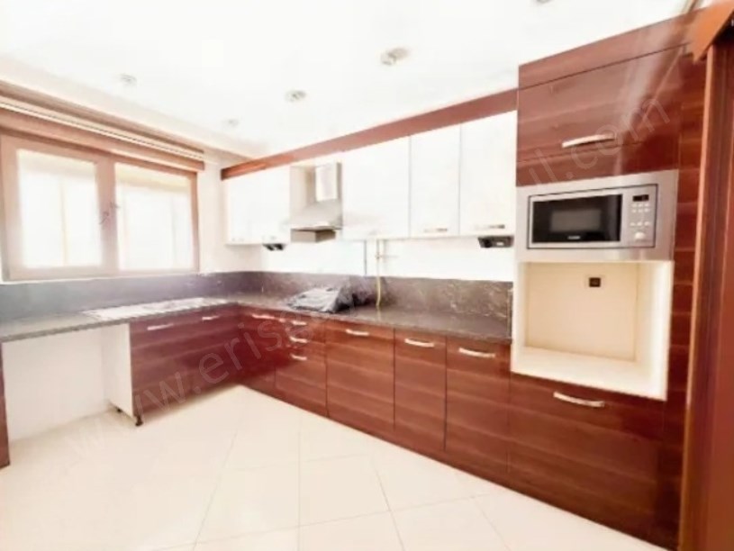 GÖZTEPE MERDİVENKÖYDE EBEVEYN BANYOLU TERASLI 3+1 SATILIK DAİRE