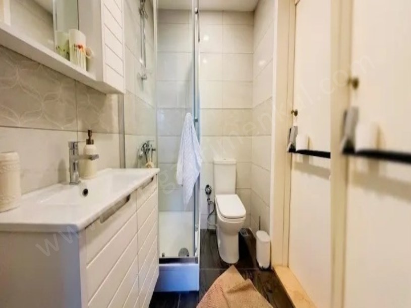 ERENKÖY DİVANIN SOKAĞINDA İSKANLI VE EBV.BANYOLU 102m2 NET 3+1