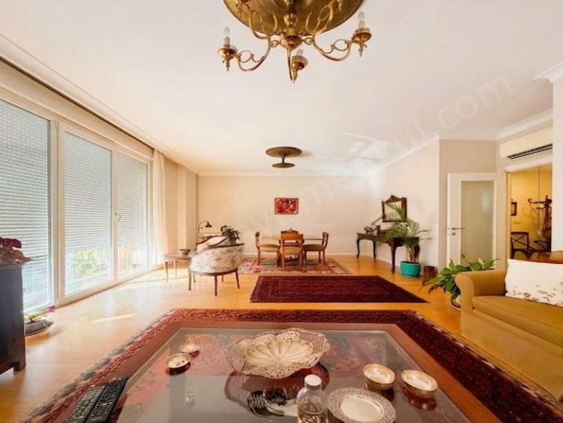 ERENKÖY DİVANIN SOKAĞINDA İSKANLI VE EBV.BANYOLU 102m2 NET 3+1