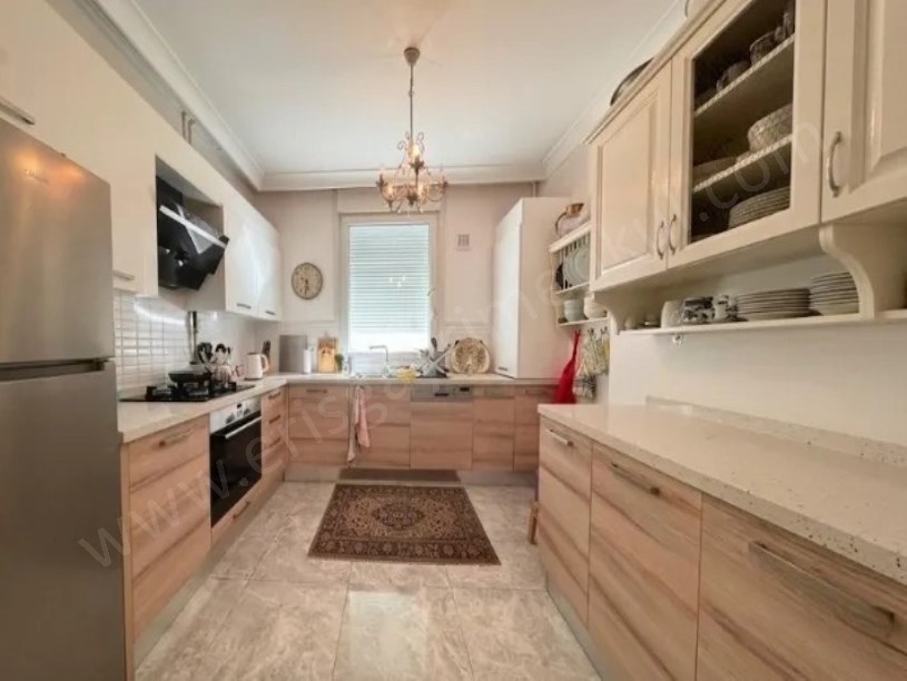 ERENKÖY DİVANIN SOKAĞINDA İSKANLI VE EBV.BANYOLU 102m2 NET 3+1