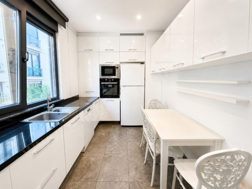 GÖZTEPE  ÖZGÜRLÜK PARKI VE MARMARAYA YAKIN 3+1 GÜNEY CEPHE BALKONLU DAİRE