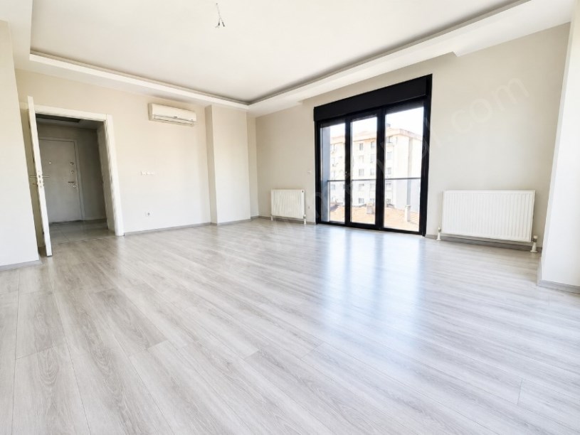 FIRSAT 3+1!!! KOZYATAĞINDA CADDE ÜZERİNDE 85 m² NET DAİRE
