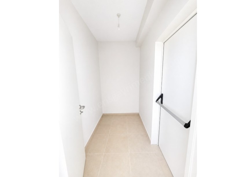 FIRSAT 3+1!!! KOZYATAĞINDA CADDE ÜZERİNDE 85 m² NET DAİRE