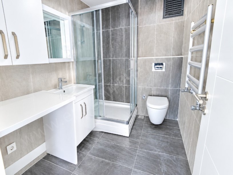 FIRSAT 3+1!!! KOZYATAĞINDA CADDE ÜZERİNDE 85 m² NET DAİRE