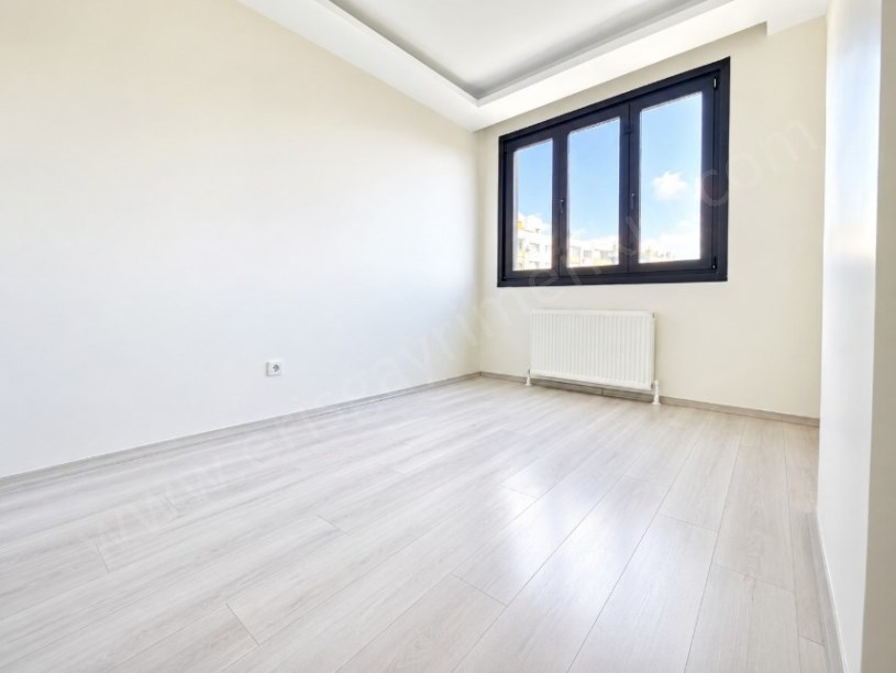 FIRSAT 3+1!!! KOZYATAĞINDA CADDE ÜZERİNDE 85 m² NET DAİRE