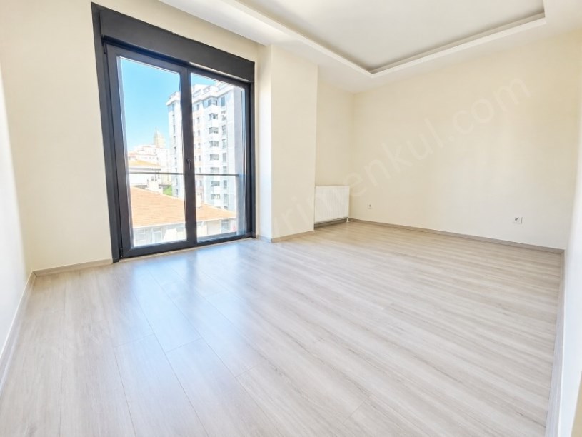 FIRSAT 3+1!!! KOZYATAĞINDA CADDE ÜZERİNDE 85 m² NET DAİRE