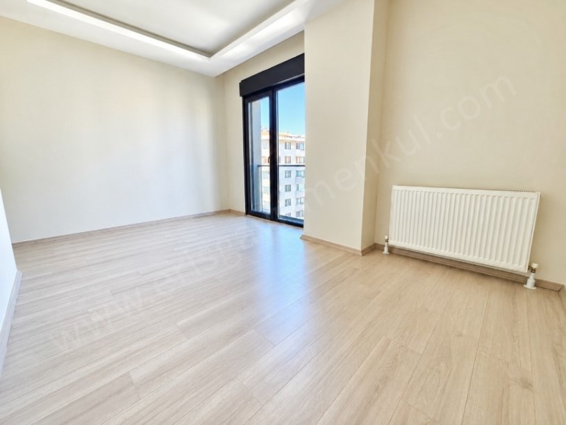 FIRSAT 3+1!!! KOZYATAĞINDA CADDE ÜZERİNDE 85 m² NET DAİRE